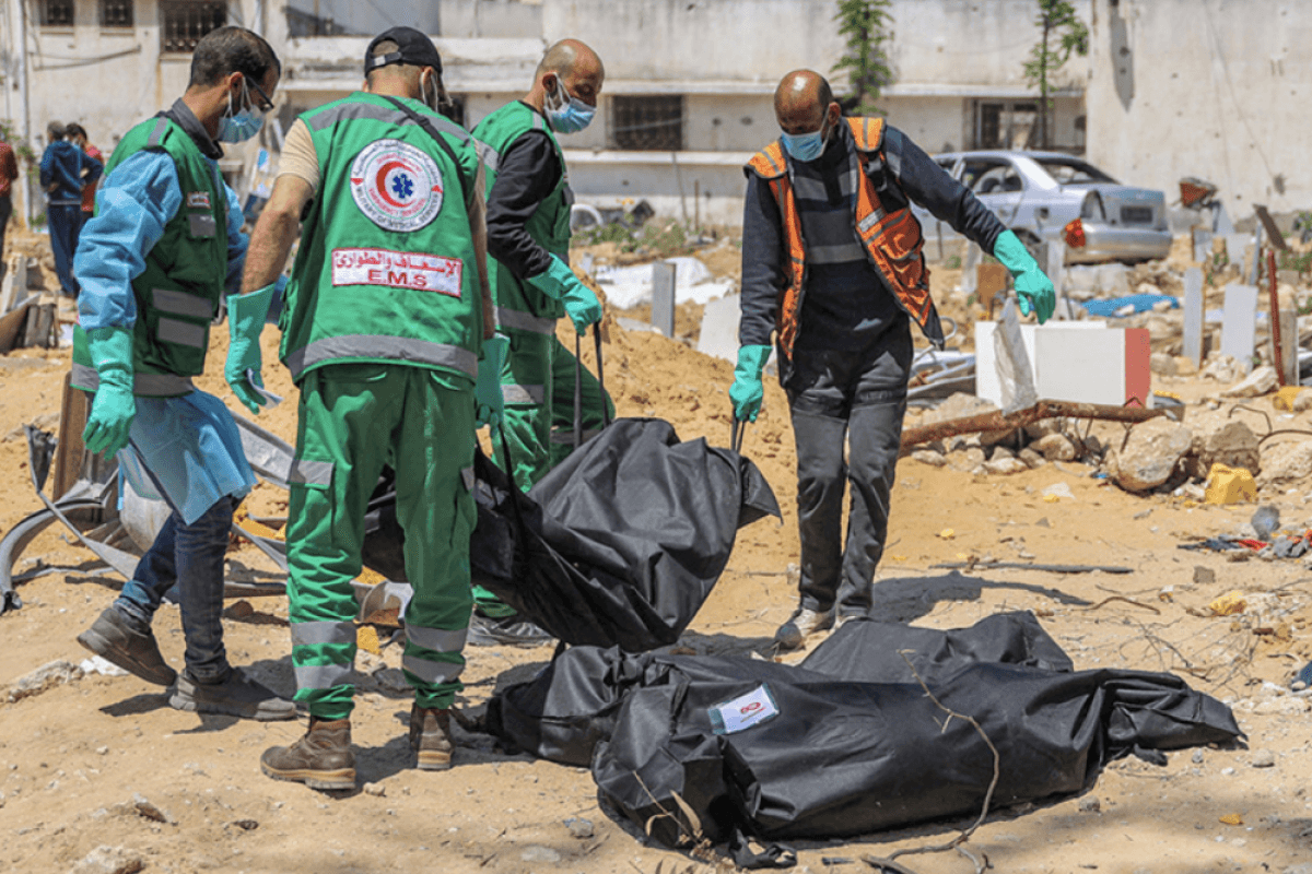Se han encontrado siete fosas comunes en hospitales de la Franja de Gaza.