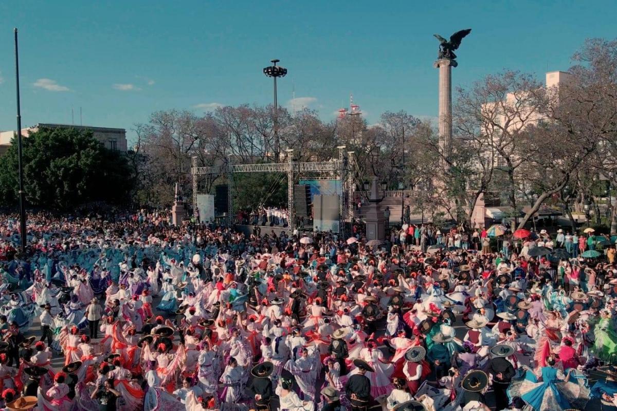 Se realiza la coreografía monumental "Pelea de Gallos" en la plaza principal 