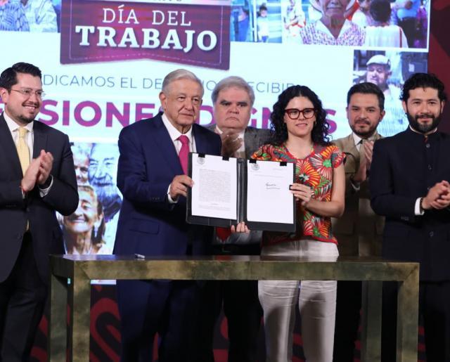 Firma López Obrador decreto para la creación del Fondo de Pensiones del Bienestar