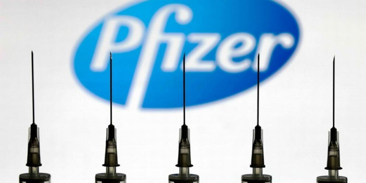 Aprueban vacuna de refuerzo Pfizer y Moderna para ómicron