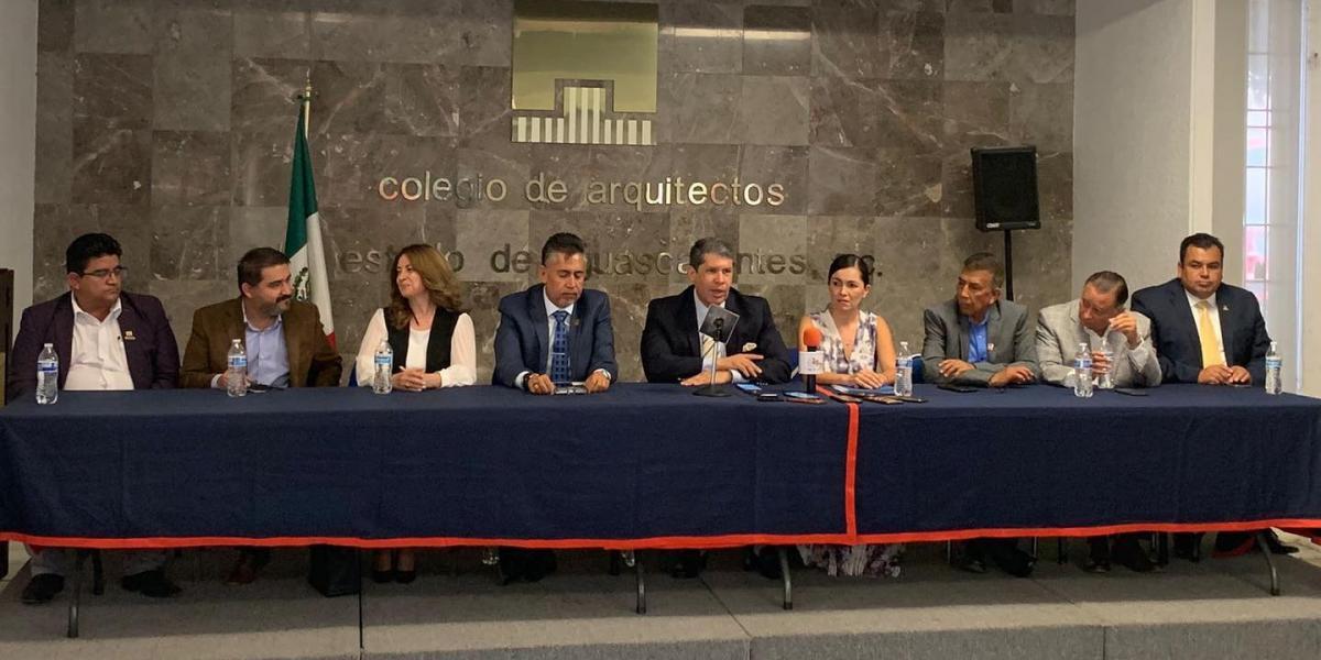 Raúl González Alonso acompañado de líderes empresariales