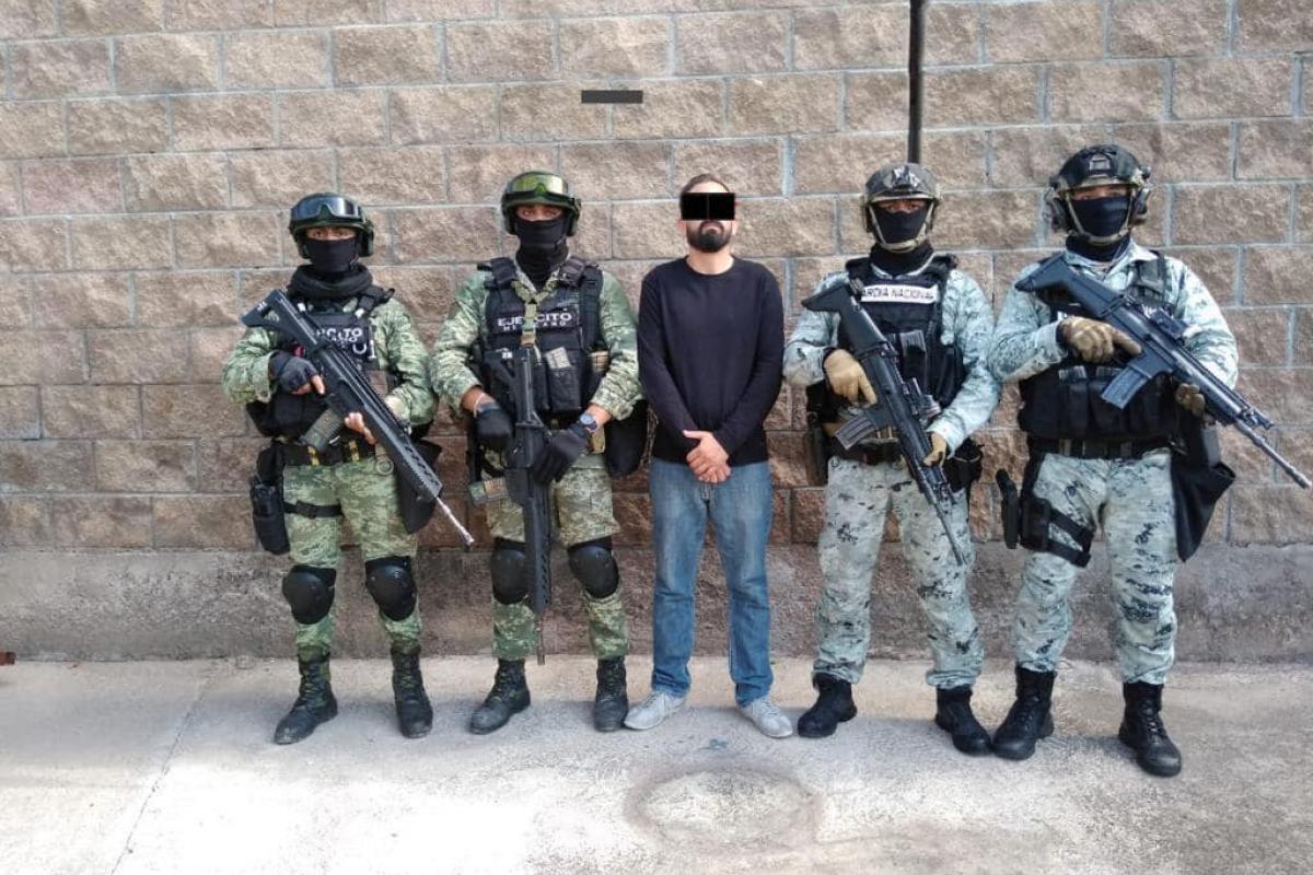 Elementos del ejército mexicano presentan la detención del autor de los narco-bloqueos en Colima