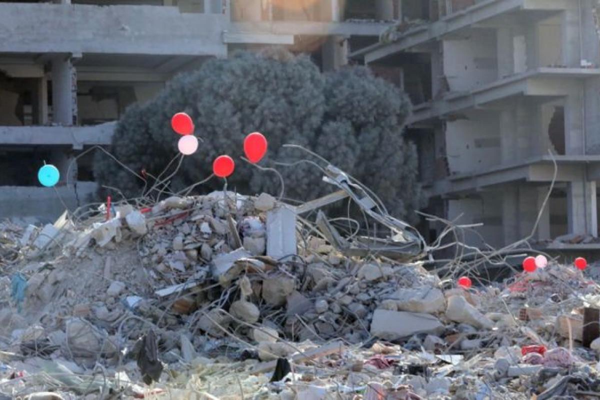Homenajean a niños y niñas que fallecieron en terremoto en Turquía