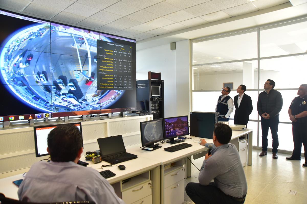 Con Sala de Control de Tráfico, municipio busca supervisar semáforos y cruceros en tiempo real