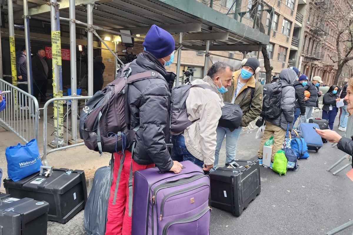 Pide Nueva York a tribunal pausar la norma que le obliga a dar asilo a migrantes